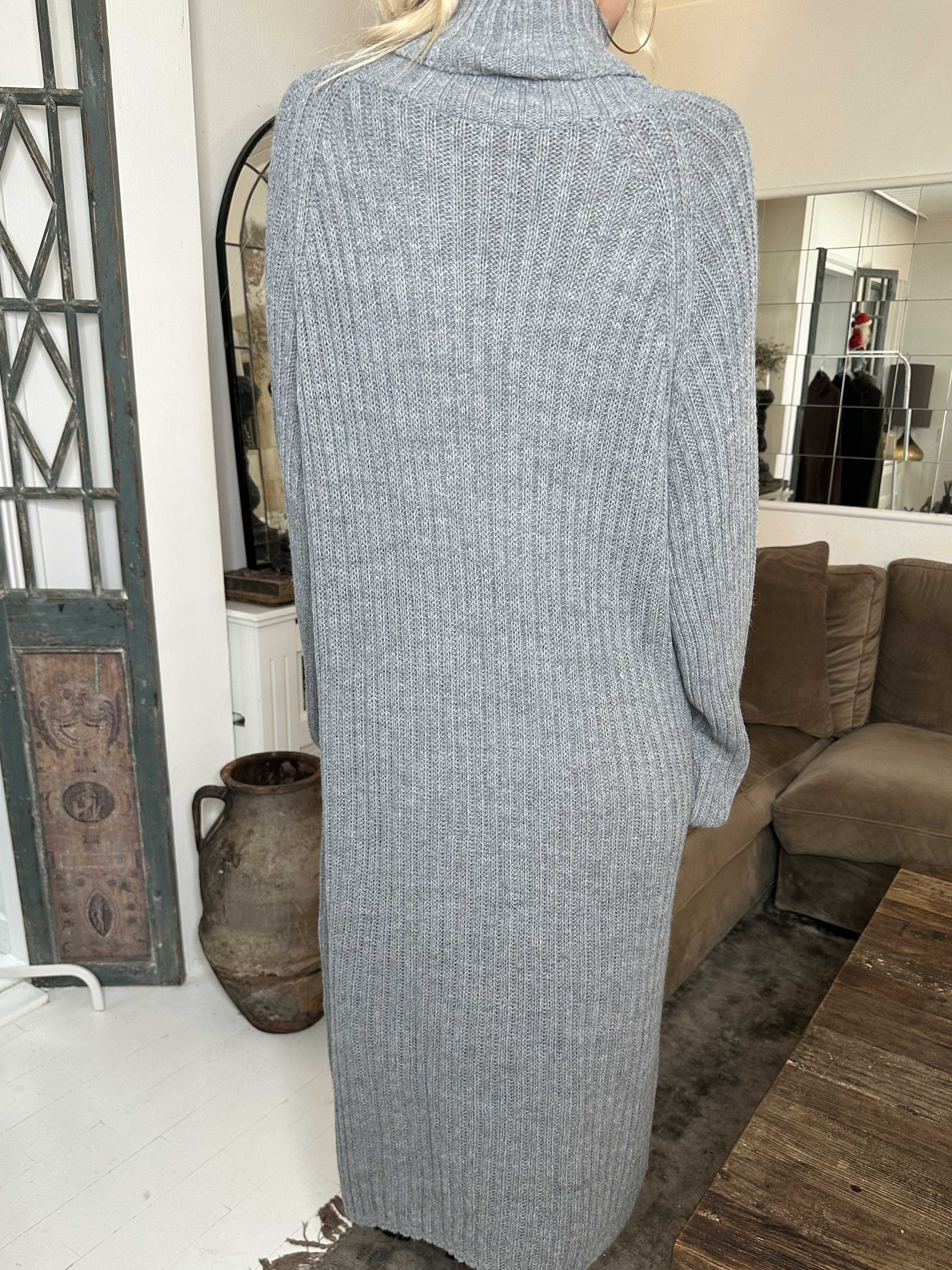 Milu - Lang strikkjole med rib